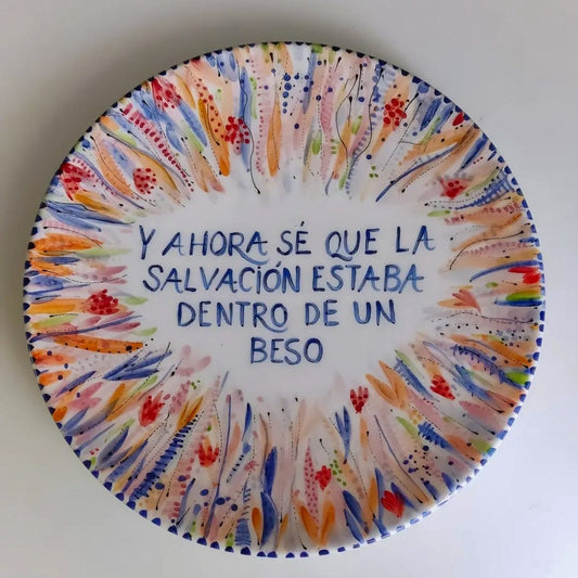 Plato de Cerámica "Y Ahora Sé Que La Salvación Estaba Dentro De Un Beso"